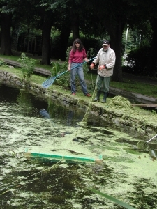 Peter Malzahn mit seinem Wasserlinsen-Fischgerät